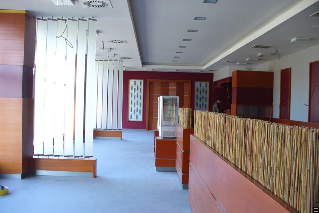 49-dělící stěna v pohledu přes restauraci.jpg